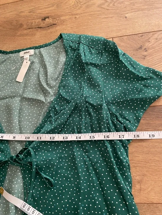 Aerie Off-Duty Satin Emerald Green Polka Dot Tie-Front Blouse size XS - Picture 10 of 13